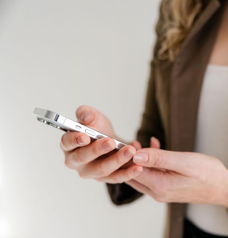 Debra Bekker leest een bericht op haar telefoon